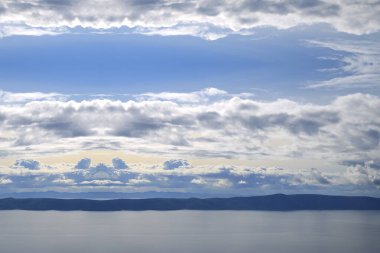 Hırvatistan 'da Adriyatik Denizi üzerindeki mavi gökyüzünde beyaz bulutlar