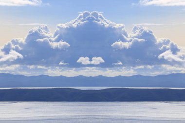 Hırvatistan 'da Adriyatik Denizi üzerindeki mavi gökyüzünde beyaz bulutlar