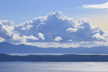 Hırvatistan 'da Adriyatik Denizi üzerindeki mavi gökyüzünde beyaz bulutlar