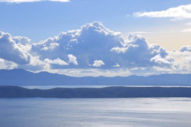 Hırvatistan 'da Adriyatik Denizi üzerindeki mavi gökyüzünde beyaz bulutlar