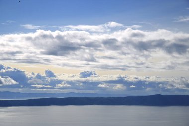 Hırvatistan 'da Adriyatik Denizi üzerindeki mavi gökyüzünde beyaz bulutlar