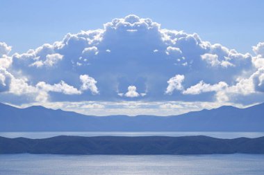 Hırvatistan 'da Adriyatik Denizi üzerindeki mavi gökyüzünde beyaz bulutlar