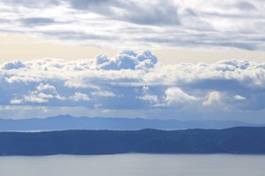 Hırvatistan 'da Adriyatik Denizi üzerindeki mavi gökyüzünde beyaz bulutlar