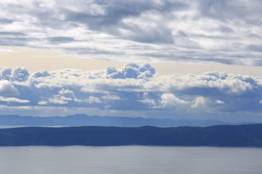 Hırvatistan 'da Adriyatik Denizi üzerindeki mavi gökyüzünde beyaz bulutlar