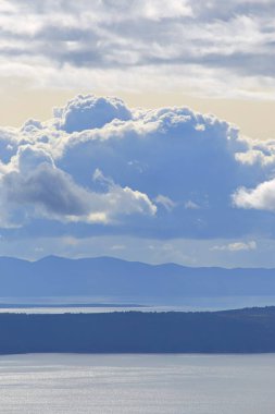 Hırvatistan 'da Adriyatik Denizi üzerindeki mavi gökyüzünde beyaz bulutlar