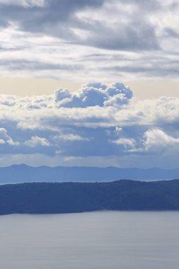 Hırvatistan 'da Adriyatik Denizi üzerindeki mavi gökyüzünde beyaz bulutlar