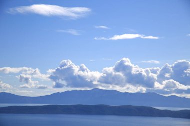 Hırvatistan 'da Adriyatik Denizi üzerindeki mavi gökyüzünde beyaz bulutlar