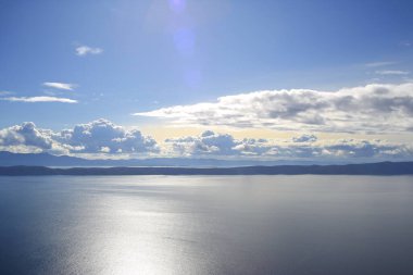 Hırvatistan 'da Adriyatik Denizi üzerindeki mavi gökyüzünde beyaz bulutlar