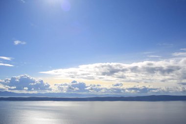 Hırvatistan 'da Adriyatik Denizi üzerindeki mavi gökyüzünde beyaz bulutlar