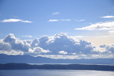 Hırvatistan 'da Adriyatik Denizi üzerindeki mavi gökyüzünde beyaz bulutlar