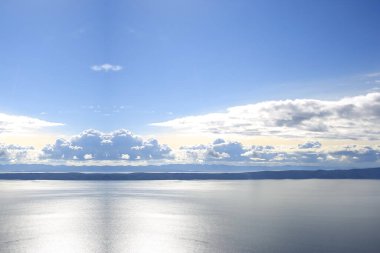 Hırvatistan 'da Adriyatik Denizi üzerindeki mavi gökyüzünde beyaz bulutlar