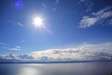 Hırvatistan 'da Adriyatik Denizi üzerindeki mavi gökyüzünde beyaz bulutlar