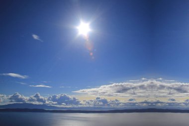 Hırvatistan 'da Adriyatik Denizi üzerindeki mavi gökyüzünde beyaz bulutlar