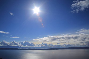 Hırvatistan 'da Adriyatik Denizi üzerindeki mavi gökyüzünde beyaz bulutlar