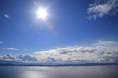 Hırvatistan 'da Adriyatik Denizi üzerindeki mavi gökyüzünde beyaz bulutlar