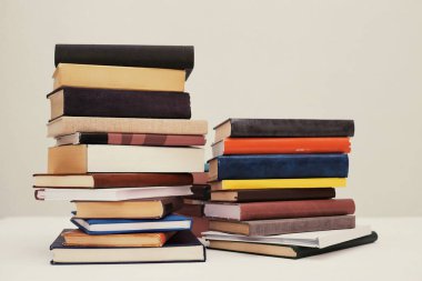  Beyaz arkaplanı olan beyaz masadaki kitaplar