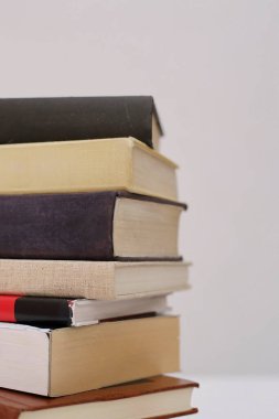  Beyaz arkaplanı olan beyaz masadaki kitaplar