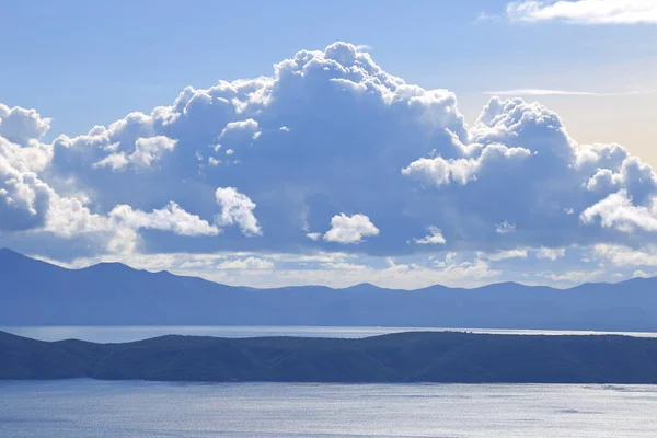 クロアチアのアドリア海の上の青い空の白い雲 — ストック写真
