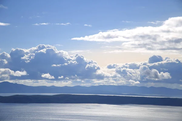 クロアチアのアドリア海の上の青い空の白い雲 — ストック写真