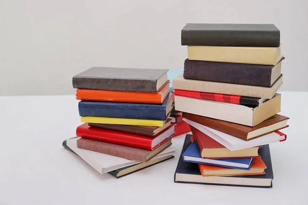 Libros Sobre Mesa Blanca Con Fondo Blanco — Foto de Stock
