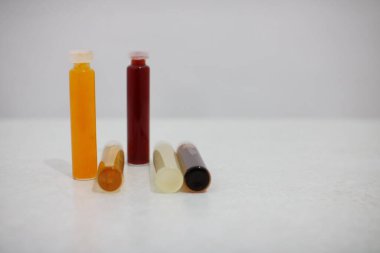 Çeşitli hastalıklara karşı aşılarla doludur.