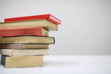 Beyaz arkaplan üzerine kitap yığını