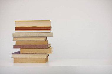 Beyaz arkaplan üzerine kitap yığını