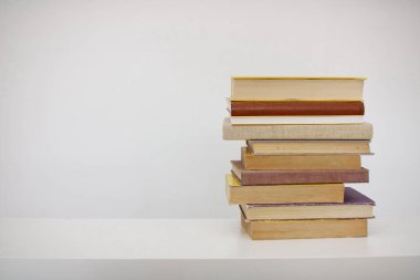 Beyaz arkaplan üzerine kitap yığını