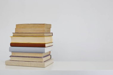Beyaz arkaplan üzerine kitap yığını