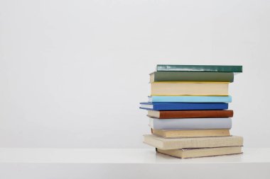 Beyaz arkaplan üzerine kitap yığını