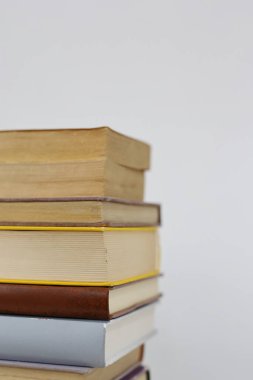 Beyaz arkaplan üzerine kitap yığını