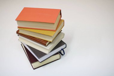 Beyaz arkaplan üzerine kitap yığını