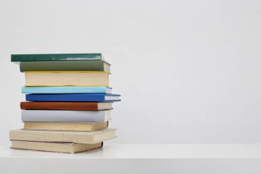 Beyaz arkaplan üzerine kitap yığını