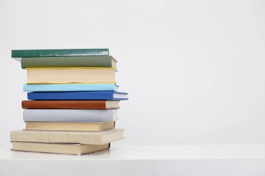 Beyaz arkaplan üzerine kitap yığını