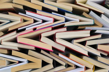 Dizilmiş kitapların arkaplanı