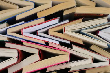 Dizilmiş kitapların arkaplanı