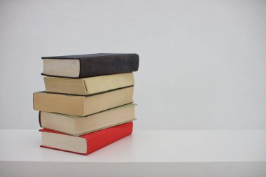 Beyaz arkaplan üzerine kitap yığını