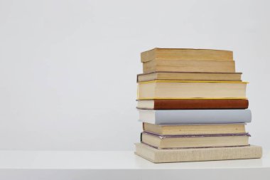 Beyaz arkaplan üzerine kitap yığını