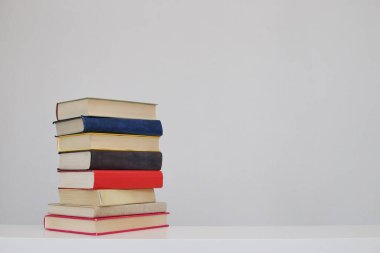 Beyaz arkaplan üzerine kitap yığını