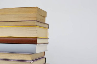 Beyaz arkaplan üzerine kitap yığını