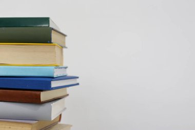 Beyaz arkaplan üzerine kitap yığını