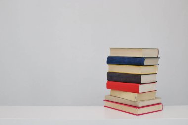 Beyaz arkaplan üzerine kitap yığını