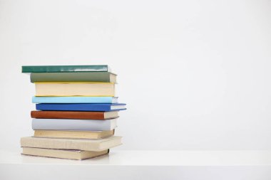 Beyaz arkaplan üzerine kitap yığını