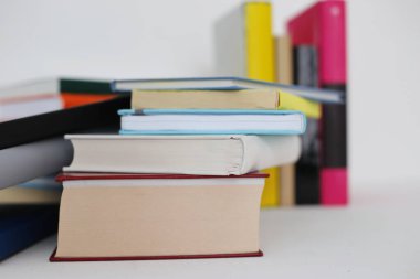 Beyaz arkaplan üzerine kitap yığını