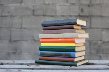  Ahşap bir kutuda kitaplar, endüstriyel bir ortamda kitaplar.