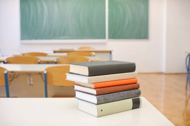  Kitaplar sınıftaki okul masasında.