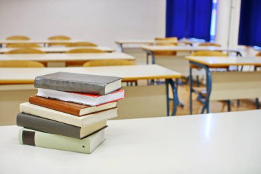  Kitaplar sınıftaki okul masasında.