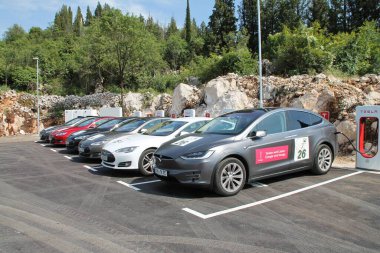 Tesla elektrikli araba şarj istasyonunda.