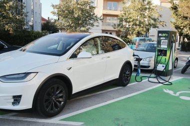 Tesla elektrikli araba şarj istasyonunda.