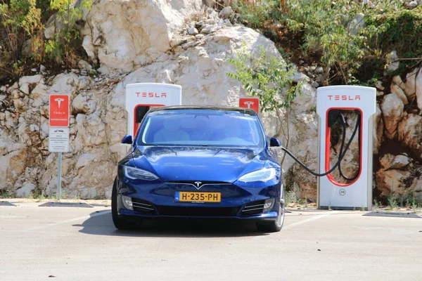 Tesla elektrikli araba şarj istasyonunda.